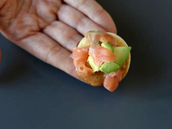 Krožnik blini z nadevi, popoln raznolik aperitiv za praznično sezono - Priprava korak 8