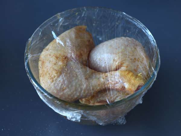 Kako spečem piščančja stegna v ponvi? - Priprava korak 2