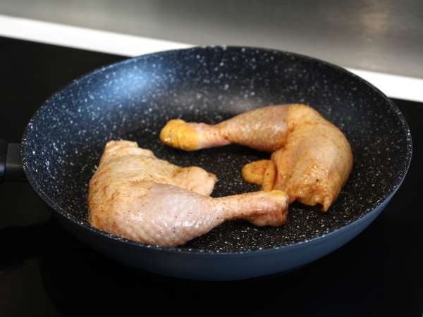 Kako spečem piščančja stegna v ponvi? - Priprava korak 3