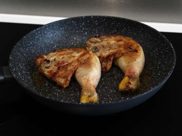 Kako spečem piščančja stegna v ponvi? - Priprava korak 4