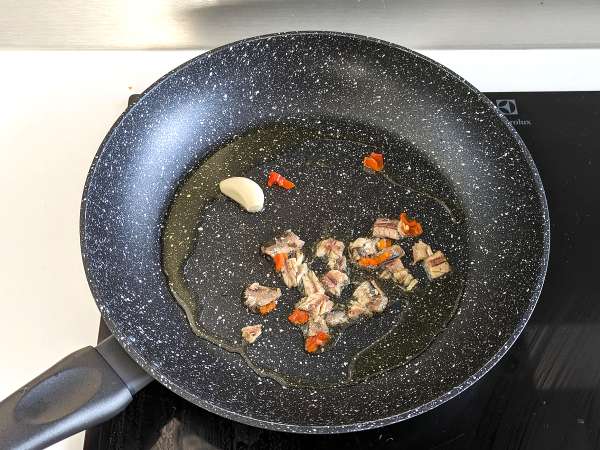 Špageti alla puttanesca, hitra in okusna prva jed - Priprava korak 1