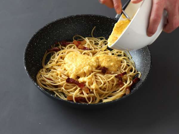 Spaghetti alla carbonara, pravi italijanski recept za ogljikove hidrate! - Priprava korak 7