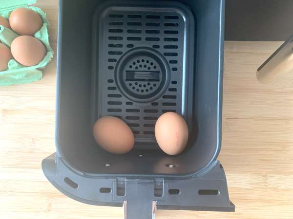 Trdo kuhana jajca v zračnem cvrtniku - Priprava korak 1