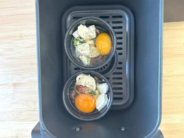 Jajca s kozjim sirom in sušenim paradižnikom v zračnem cvrtniku! - Priprava korak 4