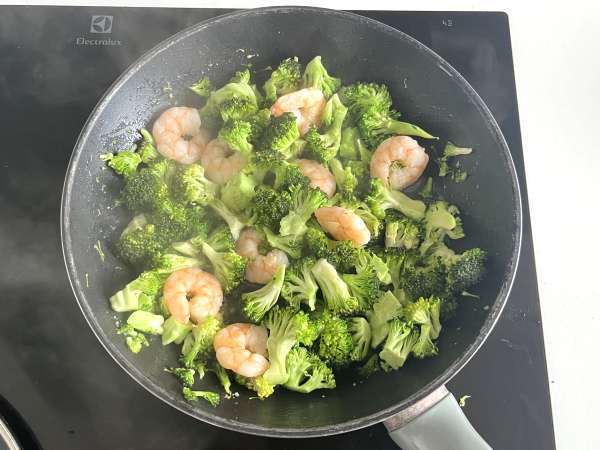 Brokoli in kozice v pikantni korejski omaki - preprost, uravnotežen in pikanten obrok - Priprava korak 2