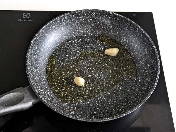 Ocvrta špinača v ponvi, okusna in enostavna priloga - Priprava korak 2