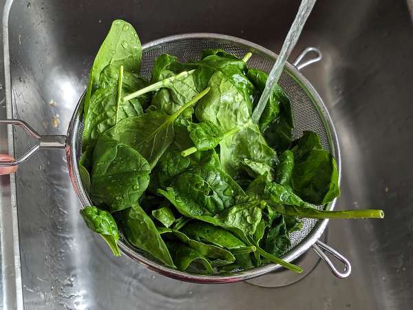 Špinačna omleta, enostavna in okusna vegetarijanska druga jed - Priprava korak 1