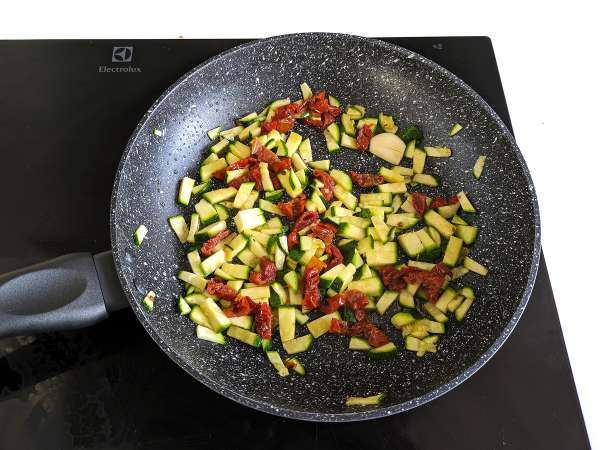 Testenine z bučkami in posušenim paradižnikom: hitra in okusna prva jed! - Priprava korak 1