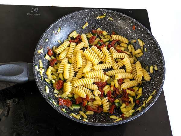 Testenine z bučkami in posušenim paradižnikom: hitra in okusna prva jed! - Priprava korak 2