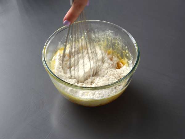 Paradižnikovi mafini s topljivim srcem mocarele - Priprava korak 1