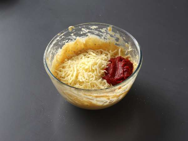 Paradižnikovi mafini s topljivim srcem mocarele - Priprava korak 3