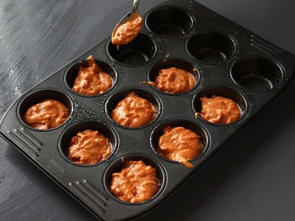 Paradižnikovi mafini s topljivim srcem mocarele - Priprava korak 4