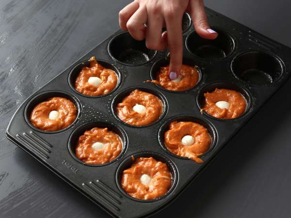 Paradižnikovi mafini s topljivim srcem mocarele - Priprava korak 5