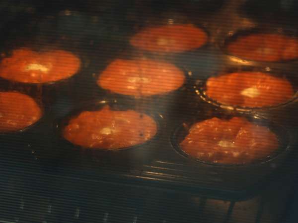 Paradižnikovi mafini s topljivim srcem mocarele - Priprava korak 6