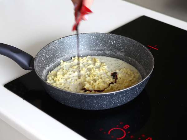 Kako skuhati rezance Buldak carbonara okus? Najboljši recept! - Priprava korak 6