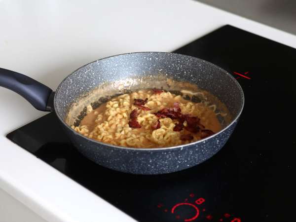 Kako skuhati rezance Buldak carbonara okus? Najboljši recept! - Priprava korak 8