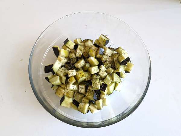 Jajčevci v zračnem cvrtniku: lahka priloga, ki je pripravljena v kratkem času - Priprava korak 2