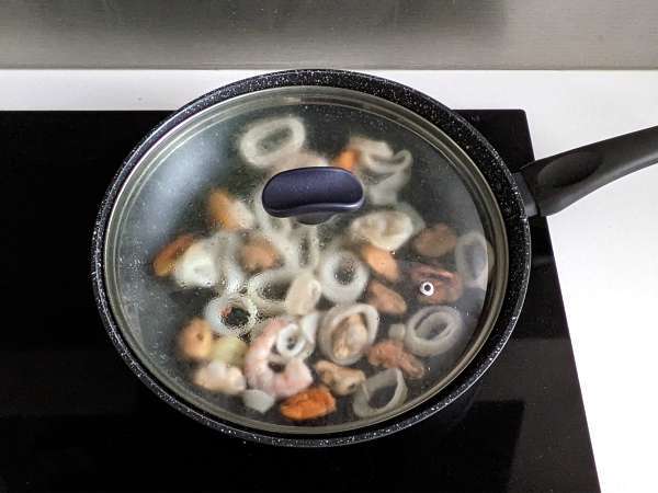 Testenine z zamrznjenimi morskimi sadeži, okusen in zelo hiter prvi tečaj - Priprava korak 1