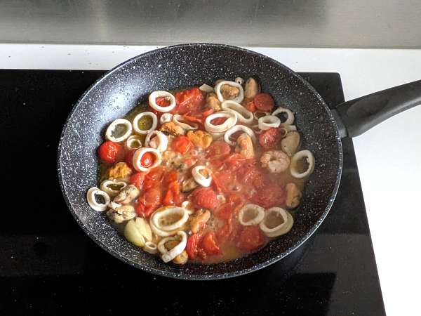 Testenine z zamrznjenimi morskimi sadeži, okusen in zelo hiter prvi tečaj - Priprava korak 3