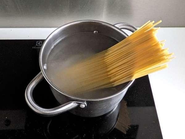 Testenine z zamrznjenimi morskimi sadeži, okusen in zelo hiter prvi tečaj - Priprava korak 4