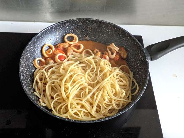 Testenine z zamrznjenimi morskimi sadeži, okusen in zelo hiter prvi tečaj - Priprava korak 5