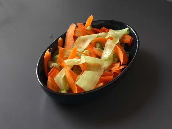 Zelenjavna solata tagliatelle z arašidovo omako - Priprava korak 4