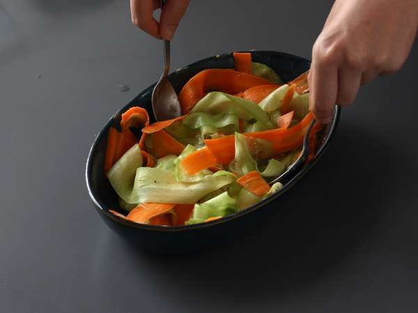 Zelenjavna solata tagliatelle z arašidovo omako - Priprava korak 5