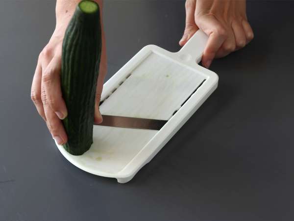 Japonska solata iz kislih kumaric - Priprava korak 1