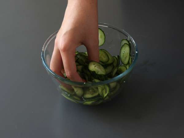 Japonska solata iz kislih kumaric - Priprava korak 3