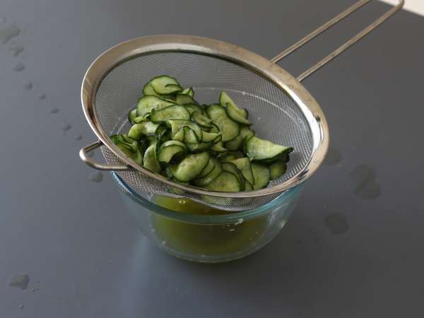 Japonska solata iz kislih kumaric - Priprava korak 4