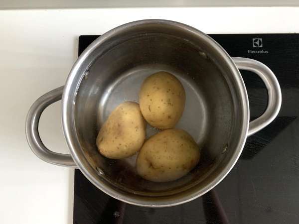 Solata iz kumar in hrustljavega krompirja - Priprava korak 1