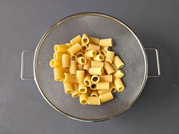 Hladne testenine z avokadovo kremo, mandlji in češnjevim paradižnikom: vegetarijanske in zelo okusne! - Priprava korak 1