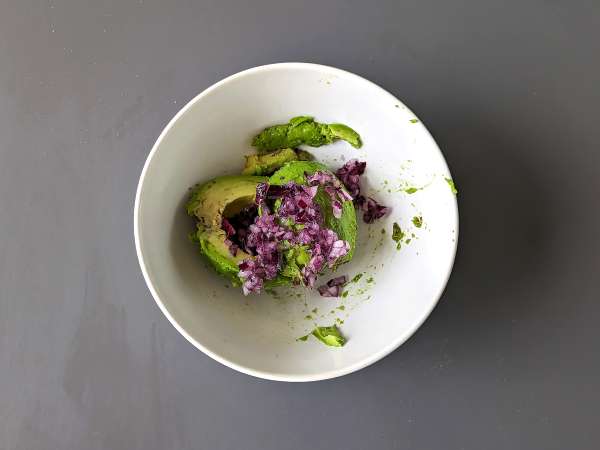 Hladne testenine z avokadovo kremo, mandlji in češnjevim paradižnikom: vegetarijanske in zelo okusne! - Priprava korak 2