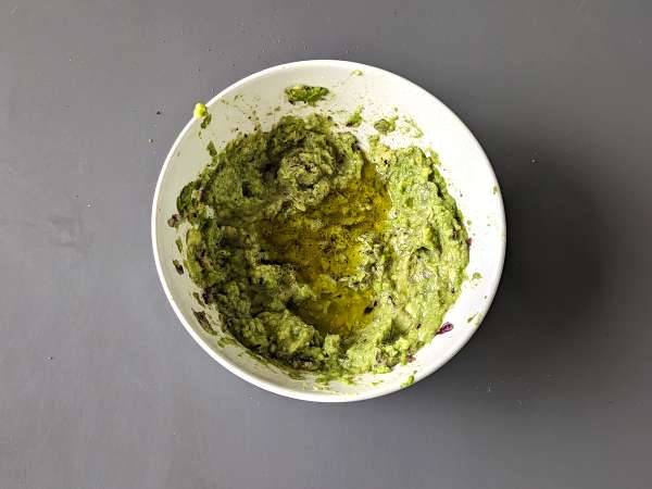 Hladne testenine z avokadovo kremo, mandlji in češnjevim paradižnikom: vegetarijanske in zelo okusne! - Priprava korak 3