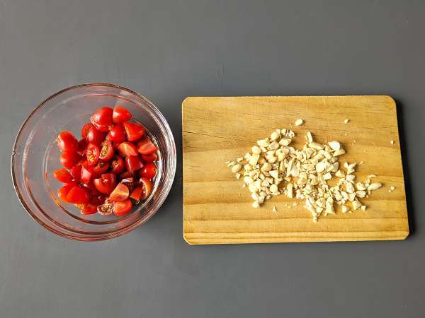 Hladne testenine z avokadovo kremo, mandlji in češnjevim paradižnikom: vegetarijanske in zelo okusne! - Priprava korak 4