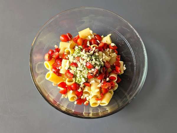 Hladne testenine z avokadovo kremo, mandlji in češnjevim paradižnikom: vegetarijanske in zelo okusne! - Priprava korak 5