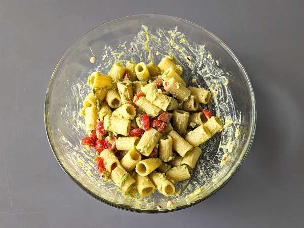 Hladne testenine z avokadovo kremo, mandlji in češnjevim paradižnikom: vegetarijanske in zelo okusne! - Priprava korak 6