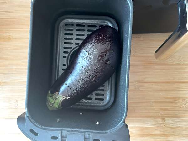 Kako v aparatu Air Fryer enostavno spečete in olupite jajčevce? Na enostaven način! - Priprava korak 2