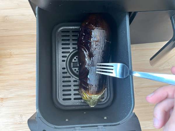Kako v aparatu Air Fryer enostavno spečete in olupite jajčevce? Na enostaven način! - Priprava korak 3