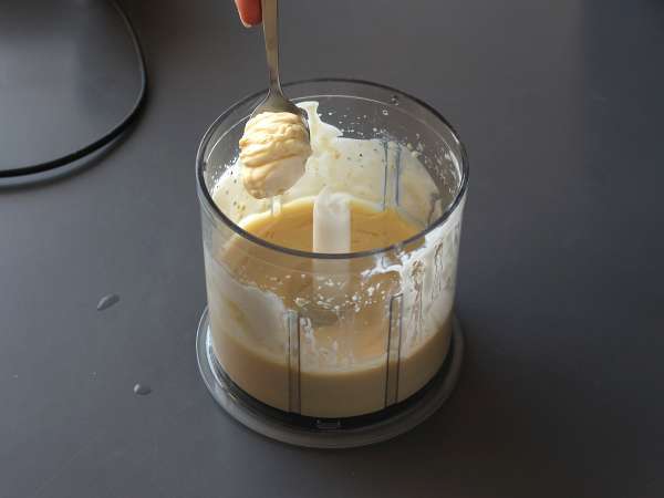 Lahka majoneza s trdo kuhanimi jajci in brez olja! Odlična, če ne morete jesti surovih jajc! - Priprava korak 3