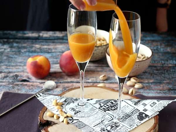 Bellini, enostaven italijanski koktajl z breskvami, ki ga lahko pripravite doma! - Priprava korak 1