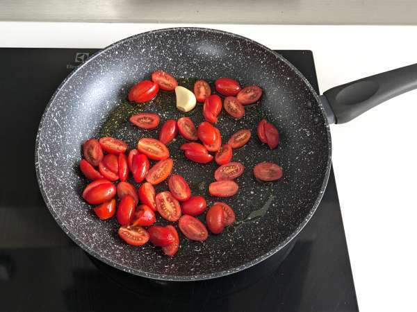 Kremne testenine z burrato in češnjevim paradižnikom - Priprava korak 1