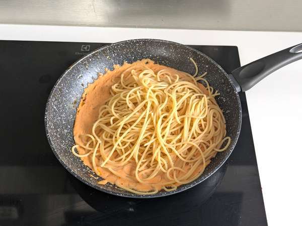 Kremne testenine z burrato in češnjevim paradižnikom - Priprava korak 6