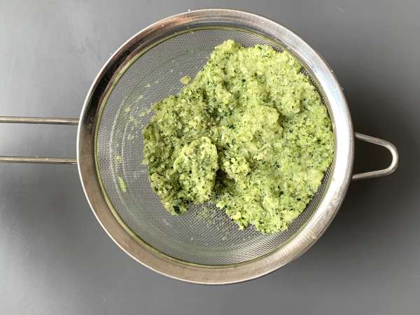 Ocvrtki iz bučk z omako iz jogurta in fete - Priprava korak 1