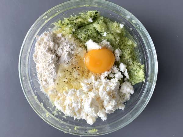 Ocvrtki iz bučk z omako iz jogurta in fete - Priprava korak 2