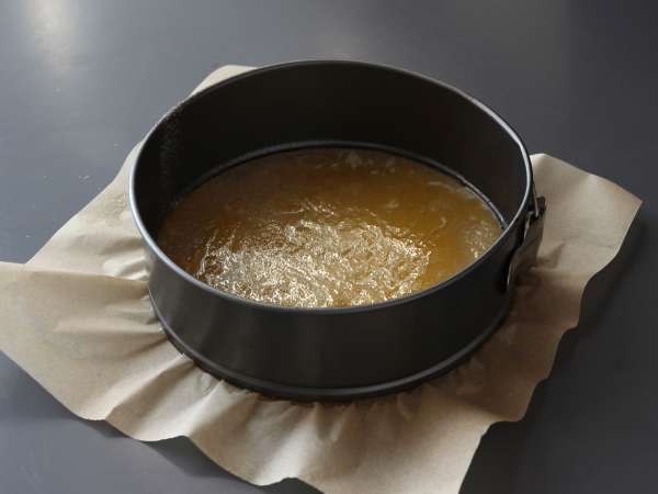 Breskvova torta, vlažna, topljiva in karamelizirana - Priprava korak 1