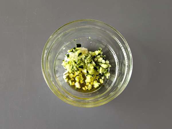 grški jogurt, kumare in čebulna omaka - Priprava korak 1