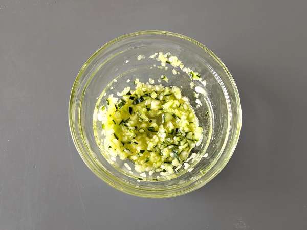 grški jogurt, kumare in čebulna omaka - Priprava korak 2