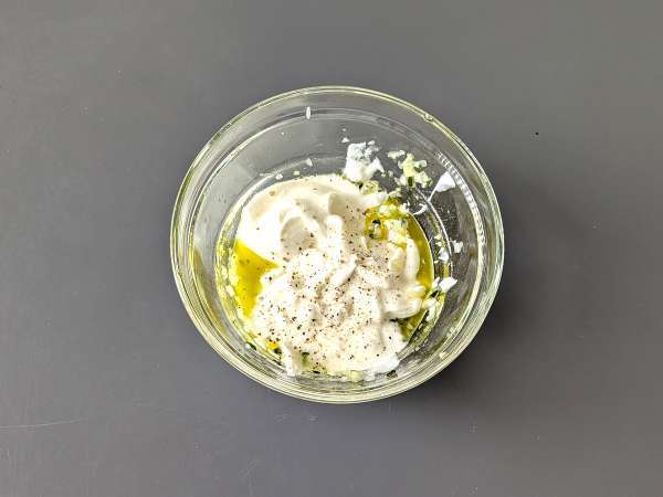 grški jogurt, kumare in čebulna omaka - Priprava korak 3