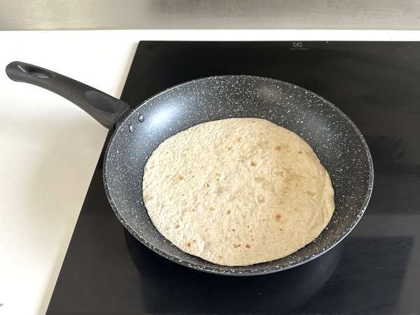 Sredozemski zavitek, polnjen s humusom, rukolo, papriko in feto - Priprava korak 1